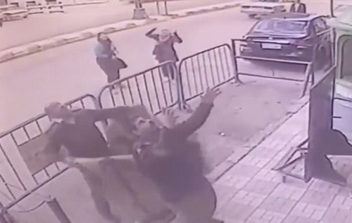 Video cảnh sát dùng tay không đỡ cậu bé rơi từ tầng 3